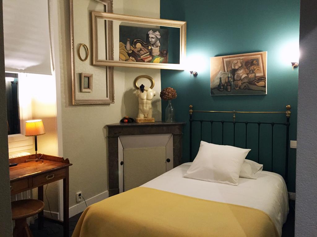 Hotel Auberge Des Remparts Лаваль Экстерьер фото